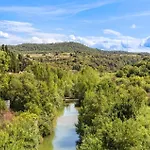2 Bedroom Amazing In Saint-laurent-de-la-ca Prázdninový dům *
