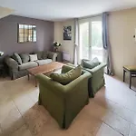 2 Bedroom Amazing In Saint-laurent-de-la-ca Prázdninový dům *
